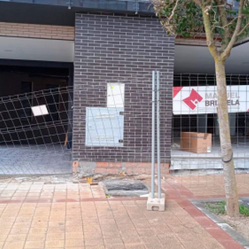 Edificio en obras con tubos de fontanería